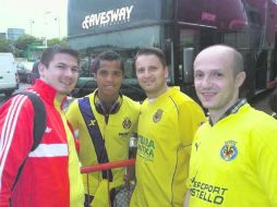 Giovani dos Santos con seguidores del Villarreal tras el partido en Inglaterra. @PENYAELMADRIGAL ESPECIAL /