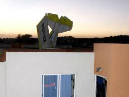 La avioneta ocasiona daños parciales en la vivienda donde se estrelló. ARCHIVO /