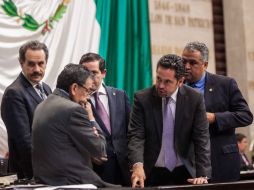 Aprueban ley por la que el gobierno absorberá pasivos de Pemex y CFE. SUN /