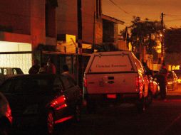 Personal del IJCF acudió al lugar para recoger el cuerpo.  /