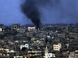 Vista general del humo desde el vecindario de Shejaeiya tras un ataque aéreo israelí en el este de Gaza. EFE /