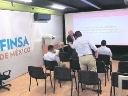 Plaza de Armas. Cuatro personas recibieron capacitación y asesoría en el primer días del módulo móvil.  /