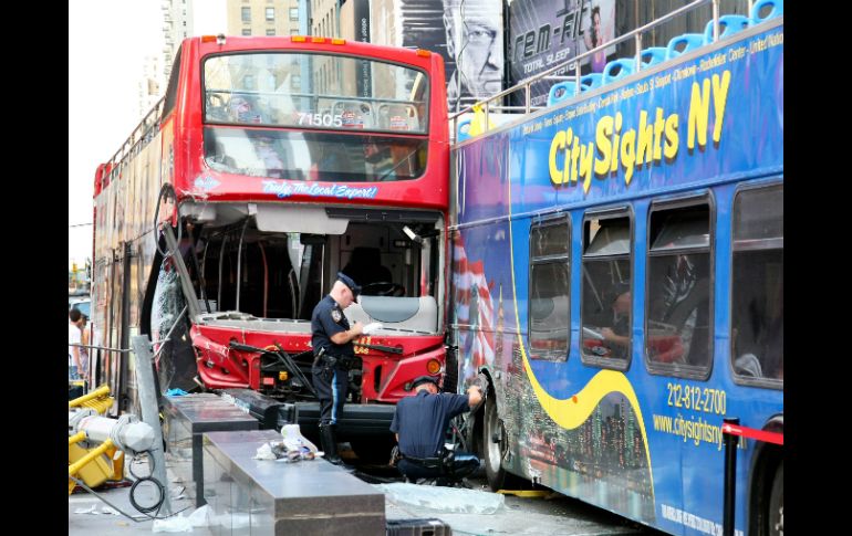 Oficiales de la policía inspeccionan los autobuses tras el accidente. AFP /