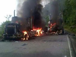 Aspecto de los camiones quemados. Tomada de @emaciastovar. ESPECIAL /