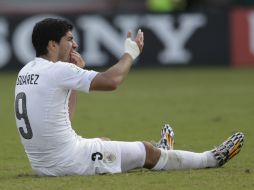 La FIFA suspendió a Suárez por morder el hombro del jugador de Italia, Giorgio Chiellini. ARCHIVO /