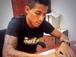 El jugador publicó la imagen donde firma su contrato para formar parte del equipo en su cuenta de Twitter. Tomada de @JavierAquino7. ESPECIAL /