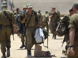 Soldados israelíes cargan con sus pertenencias, debido a la tregua de 72 de horas que expira este viernes. EFE /