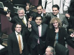 Con el general. Los perredistas estuvieron acompañados por una imagen del ex presidente Lázaro Cárdenas, ayer en la Cámara alta. NTX /