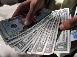 Banxico informa que el tipo de cambio para solventar obligaciones en moneda extranjera pagaderas en el país es de 13.25 pesos. ARCHIVO /