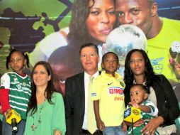 La familia del ecuatoriano se reunió con la directiva azulcrema. Foto: @CF_America. ESPECIAL /