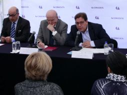 Cayuela (Der) hablará sobre la trayectoria de Paz, destacando la diversidad de cultura que tenemos en el país. EFE /