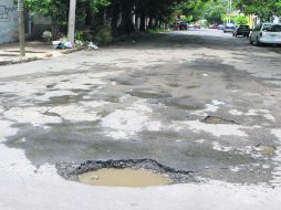 Poco recurso. Ante la insuficiencia presupuestal, la apuesta será reparar con asfalto.  /