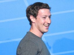 Otro problema que enfrenta la red social. Mark Zuckerberg perseguía a sus empleados con una catana. AP /