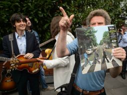 Los seguidores de The Beatles se acercan al lugar que inmortalizó a sus ídolos. EFE /