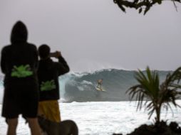 Espectadores observan las grandes olas que se forman debido 'Iselle' en Pohoiki, Hawai. EFE /