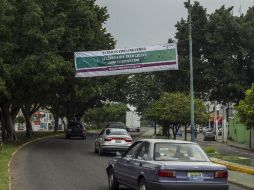 Sobre la Avenida Laureles hay señalamientos que advierten a los automovilistas sobre las obras que en la zona se realizan.  /