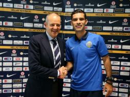 El director del Hellas Verona, Giovanni Gardini, da la bienvenida oficial a Rafael Márquez, como nuevo jugador el equipo italiano. MEXSPORT /