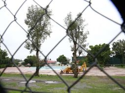 En la parte trasera de las instalaciones ya se observa movimiento de maquinaria. Una de las canchas forma parte de la zona en obras.  /