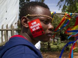 Muchos manifestantes portaban máscaras, pues no querían ser identificados en un país donde los homosexuales son discriminados. AFP /