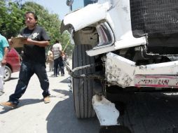 El resto de los pasajeros que resultan ilesos, son trasladados en otro camión de la misma empresa de regreso a Veracruz. ARCHIVO /