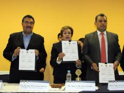 Ramiro Hernández (i), la gobernadora del Distrito B 4, Ángela Morales y el titular de la CEDHJ, Jesús Álvarez firmaron un convenio.  /