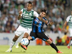 Yair Renteria de Santos disputa el balón con Danilo Vero de Querétaro.  /