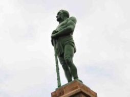 Ahora, las representaciones de los tlatoanis Ahuizotl e Izcoatl se encuentran en el Parque del Mestizaje. Tomada de @faboitiz. ESPECIAL /