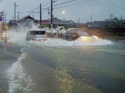 Aspecto de una de las calles inundadas al suroeste de Japón. AFP /
