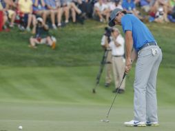 Rory McIlroy emboca su 'putt' para 'birdie' en el decimoctavo hoyo, durante la tercera ronda. EFE /