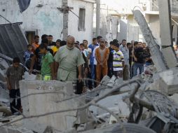 Ciudadanos de Rafah inspeccionan una casa después de que fue golpeada por un ataque militar. AFP /