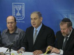 Netanyahu (c) había declarado en reuniones pasadas que Israel, su país, no negociaría bajo fuego. AFP /
