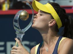 Agnieska Radwanska se lleva la Copa Rogers en Canadá. AP /
