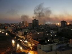 Imagen del humo de los incendios causados por los ataques israelíes se eleva sobre la ciudad de Gaza. AP /