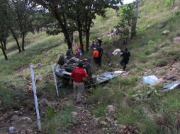 Rescatistas llegaron al lugar del accidente. ESPECIAL /