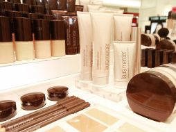 De preferencia el maquillaje debe ser hipoalergénico y no contener elementos grasos ni metales en su composición. ARCHIVO /