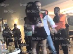 El líder de los diputados del PAN, Luis Alberto Villarreal aparece bailando, e incluso tocando a una de las mujeres invitadas. ESPECIAL /