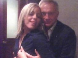 Las imágenes de Jerry Jones con dos chicas dieron la vuelta al mundo. ESPECIAL /