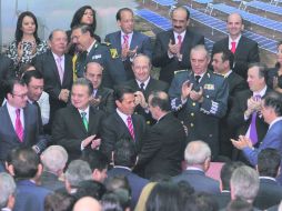 PLANA MAYOR. El panista Gustavo Madero felicita al Presidente Enrique Peña Nieto, tras la promulgación de las leyes energéticas. EFE /