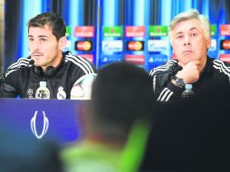 El director técnico del Real Madrid, Carlo Ancelotti (d), y Casillas (i) participan en una rueda de prensa. EFE /