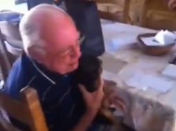 Entre llanto, el abuelo agradece a la familia por el cachorrito. ESPECIAL /