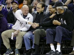 Ballmer (i) indicó que hará todo lo posible para que los Clippers brillen. AP /