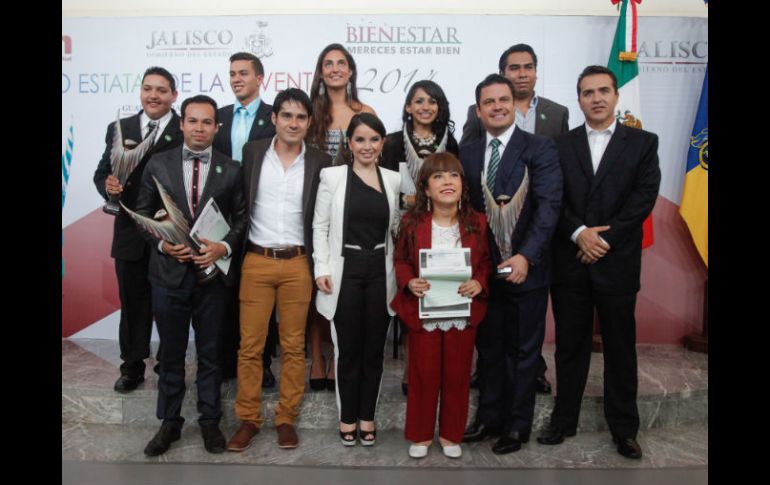 Siete jóvenes fueron los que recibieron el reconocimiento de parte del mandatario estatal. ESPECIAL /