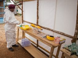 Una enfermera en Liberia prepara su equipo médico antes de entrar a un campo sanitario. AP /