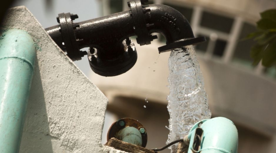 Menciona que sí se puede tomar agua potable, pero ésta se contamina cuando llega a las casas. ARCHIVO /