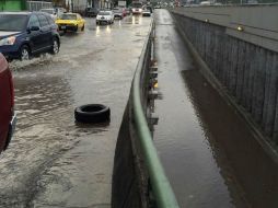 El paso a desnivel de Periférico y Mariano Otero quedó cerrado por la inundación. Imagen de @UMPCyBZ. ESPECIAL /