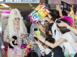 El traje transparente de la cantante dejó muy poco a la imaginación de los fans japoneses que la esperaban. EFE /