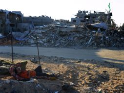 Un palestino descansa cerca de los restos de un edificio en Beit Hanun, al norte de Gaza. AFP /