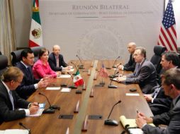 Osorio Chong comparte una fotografía de su encuentro con el director del FBI en Twitter. TOMADA DE @osoriochong  /