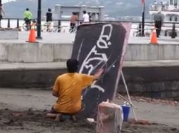 Al inicio, no se distingue lo que pinta el artista. ESPECIAL /