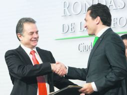 Paso clave. El secretario de Energía, Pedro Joaquín Coldwell y el director general de Pemex, Emilio Lozoya. EFE /